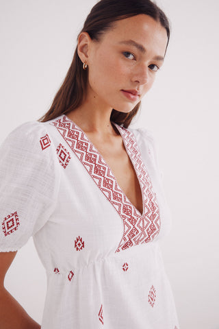 Vestido Corto con Detalle Bordado