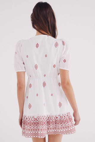 Vestido Corto con Detalle Bordado