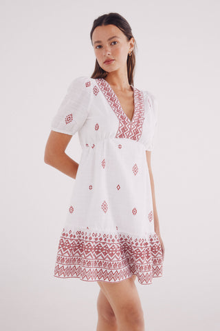 Vestido Corto con Detalle Bordado