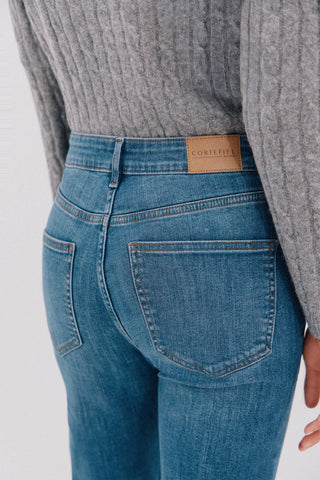 Jeans Acampanado Talle Medio con Bolsillos