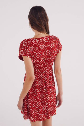 Vestido Corto con Estampado Geométrico