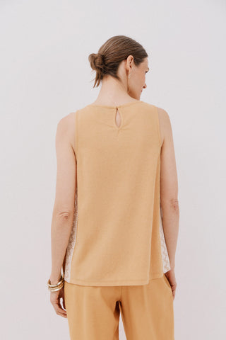 Blusa sin Mangas con Detalle de Encaje.