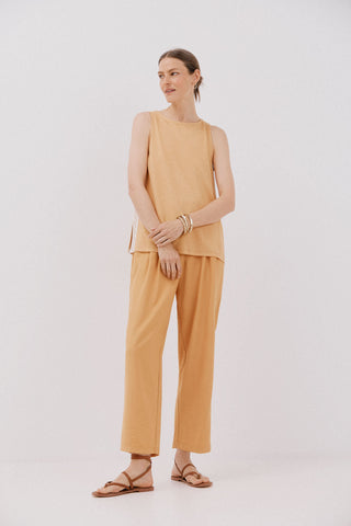 Blusa sin Mangas con Detalle de Encaje.