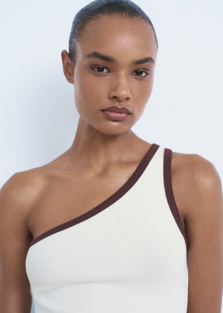 Camiseta Asimétrica con Ribete en Contraste