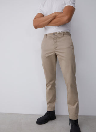 Pantalón Chino Corte Slim con Bolsillos