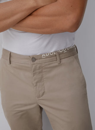 Pantalón Chino Corte Slim con Bolsillos