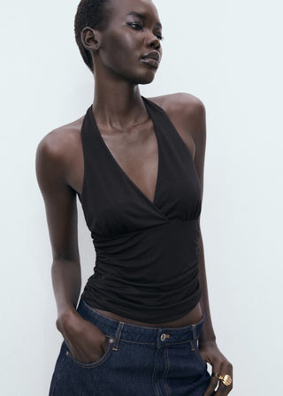 Blusa Escote Pico con Espalda Abierta.