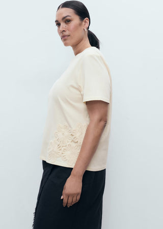 Camiseta Manga Corta con Bordado Floral