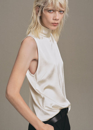 Blusa Satinada con Cuello Alto