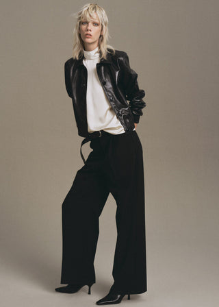 Blusa Satinada con Cuello Alto