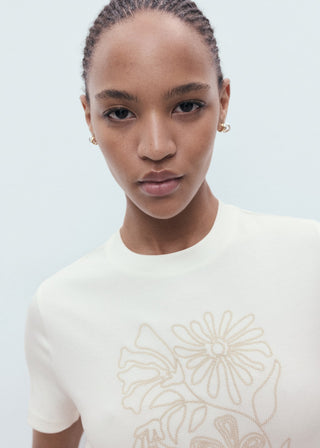 Camiseta Manga Corta con Bordado Floral