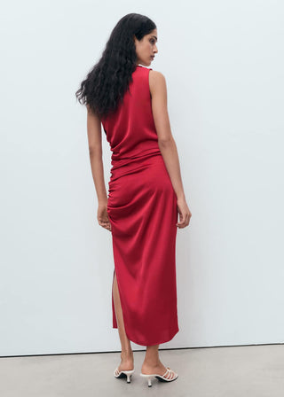 Vestido Satinado con Detalle Fruncido.