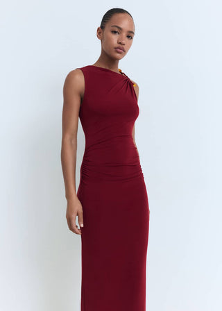 Vestido Drapeado con Detalle Joya.