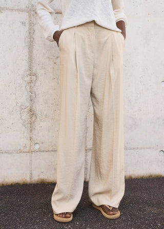 Pantalón Wide Leg con Detalle de Pinzas.