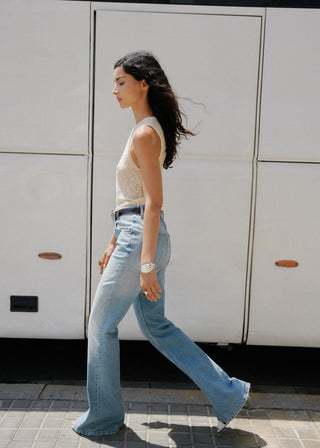 Jeans Flare Talle Medio con Bolsillos.