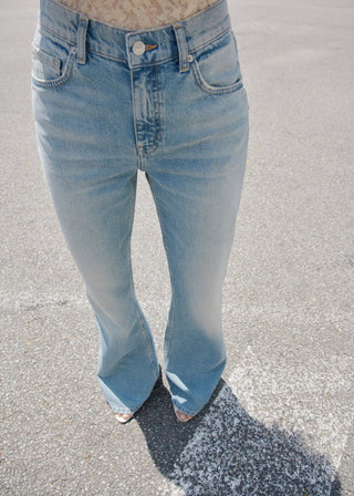 Jeans Flare Talle Medio con Bolsillos.