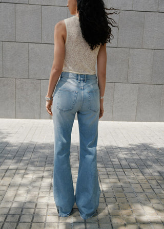 Jeans Flare Talle Medio con Bolsillos.