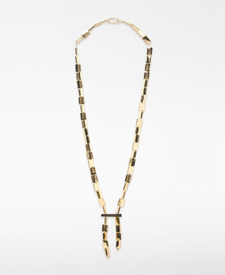 Collar Largo con Piezas Metálicas