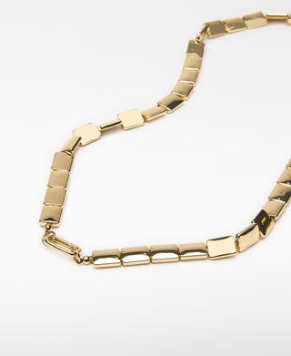 Collar Largo con Piezas Metálicas