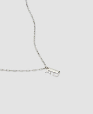 Collar Largo con Detalle de Logo