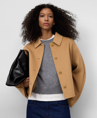 Chaqueta Corta con Efecto Capa