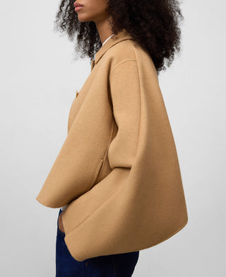 Chaqueta Corta con Efecto Capa