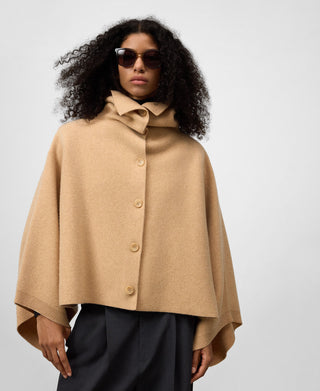 Capa Corta con Botones de Lana