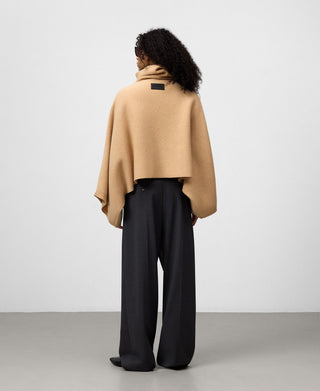 Capa Corta con Botones de Lana