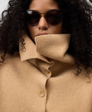 Capa Corta con Botones de Lana