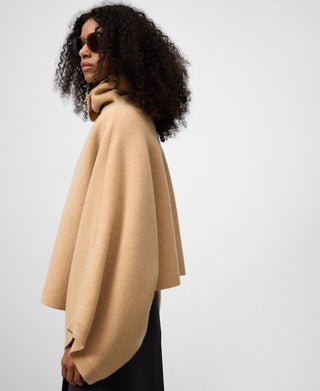 Capa Corta con Botones de Lana