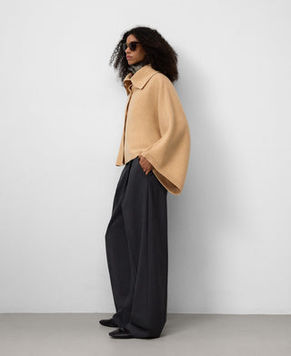 Capa Corta con Botones de Lana