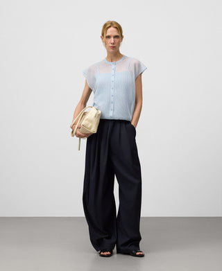 Blusa Semitransparente con Detalle Capa.
