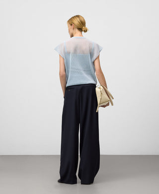 Blusa Semitransparente con Detalle Capa.