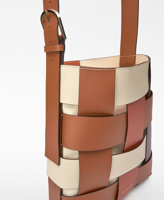 Bolso Mediano con Diseño Trenzado