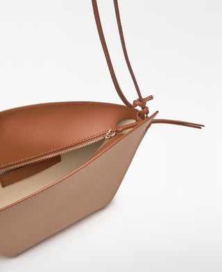 Bolso de Hombros Asimétrico con Logo