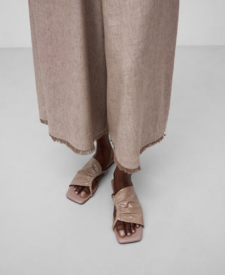 Pantalón Crop con Detalle Desflecado