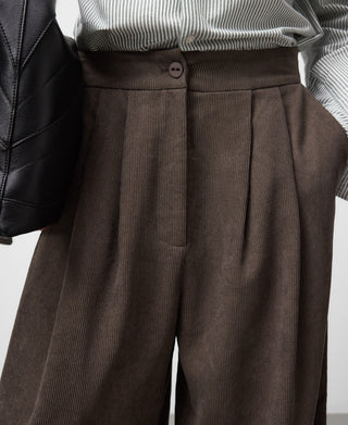 Pantalón Ancho con Plisado de Pana
