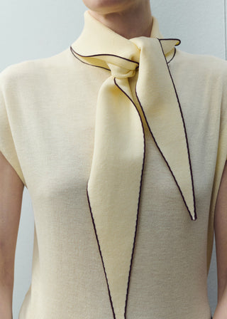 Blusa de Punto con Detalle Bufanda