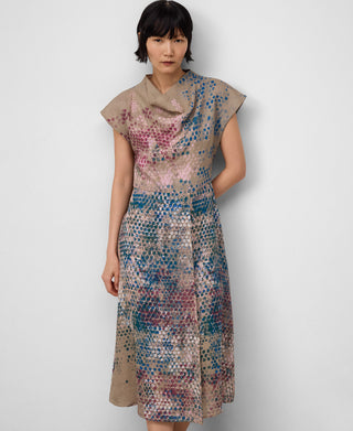 Vestido con Escote Drapeado Estampado.