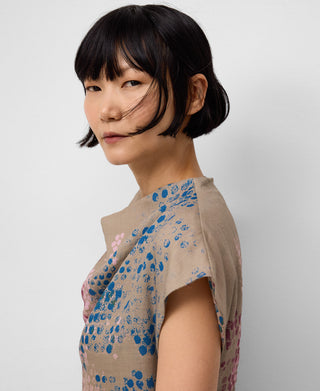 Vestido con Escote Drapeado Estampado.