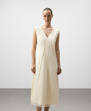 Vestido Cuello V con Detalle de Organza