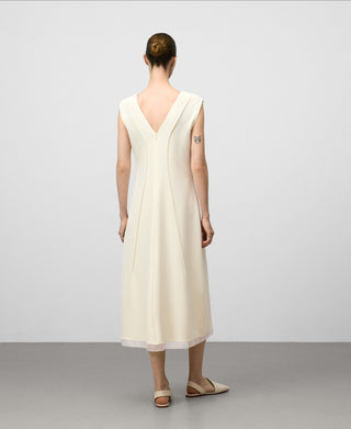 Vestido Cuello V con Detalle de Organza