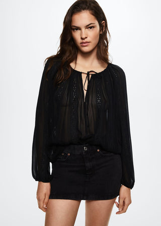 Blusa Manga Larga con Detalle Bordado