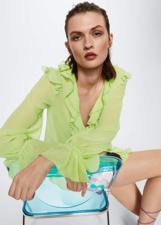Blusa Semitransparente con Detalle de Volantes