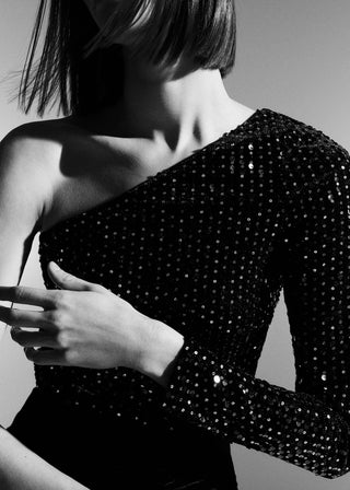 Vestido con Escote Asimétrico de Terciopelo