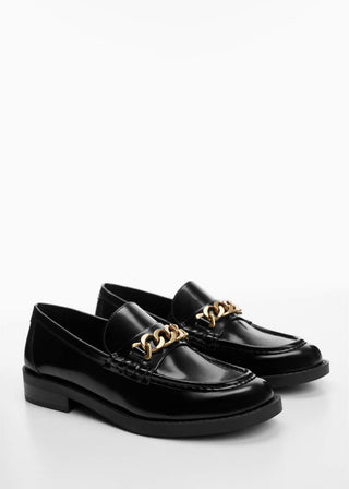 Mocasín Efecto Charol con Cadenas
