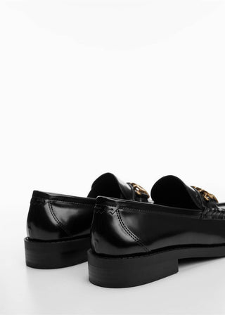 Mocasín Efecto Charol con Cadenas