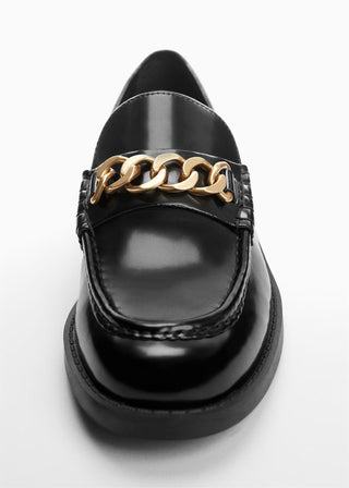 Mocasín Efecto Charol con Cadenas