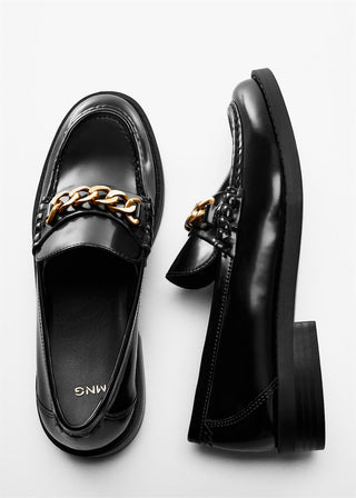 Mocasín Efecto Charol con Cadenas