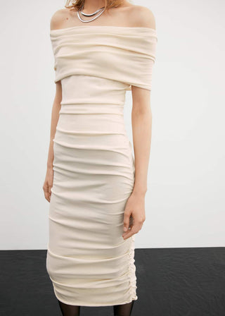 Vestido Entallado con Hombros Descubiertos